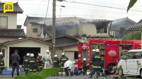 秋田県にかほ市で住宅火災、焼け跡から2人の遺体　火事のあとに交通事故起こした同居の40代息子から事情聴取|TBS NEWS DIG