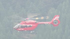【墜落現場・救助活動】小型航空機が山間部に墜落 燃える機体の一部も確認 レスキュー隊がヘリコプターから降下して救助活動|TBS NEWS DIG