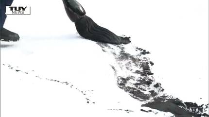 縦9メートル横17メートルの“雪”に4キロの“筆”で書かれた巨大な文字