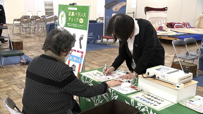 「指一本入れるだけで簡単に血管年齢チェック」百貨店で“健康フェア” 自宅で岩盤浴ができる健康グッズも【岡山】|TBS NEWS DIG