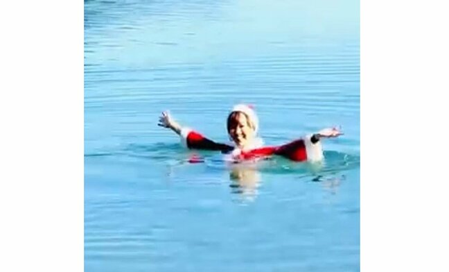 【工藤夕貴】　サンタ姿で「クリスマス寒中水泳」　水温８度も…全開スマイル|TBS NEWS DIG