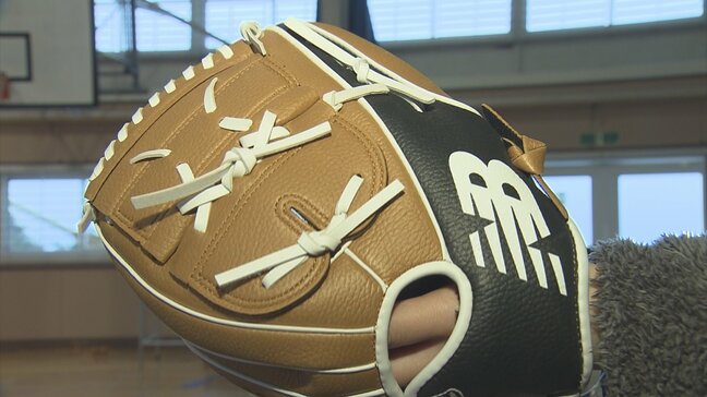 「とても軽い！手に吸い付くような感じ」学校と子どもたちに特別に許可もらい試着の“大谷グローブ”に記者も驚き！|TBS NEWS DIG