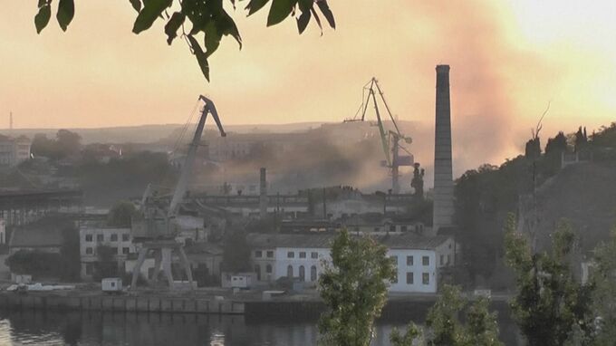「黒海艦隊」の本拠地をウクライナが大規模攻撃　クリミア半島の造船所で火災　ロシア国防省が発表|TBS NEWS DIG