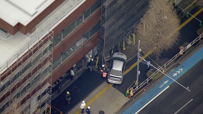 東京・品川区西五反田のビルの工事現場で乗用車が足場に突っ込む 歩行者巻き込まれ2人がけが 警視庁|TBS NEWS DIG