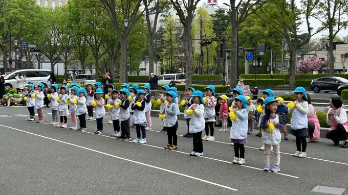 県庁に「こいのぼり」がやってきた！　園児が知事と一緒に掲揚　元気いっぱいのダンスを披露　岩手|TBS NEWS DIG