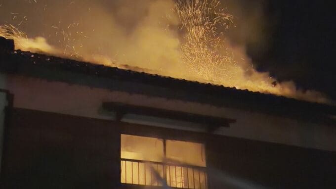 騒然…未明の住宅密集地で火災　「ボンボン、カンカンという音がして…」　焼け跡から1人の遺体発見|TBS NEWS DIG