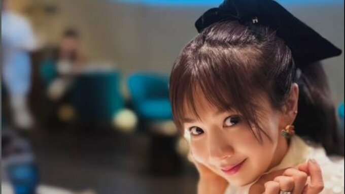 【ほしのあき】黒リボンポニーテールで48歳「奇跡の人」誕生日を報告|TBS NEWS DIG