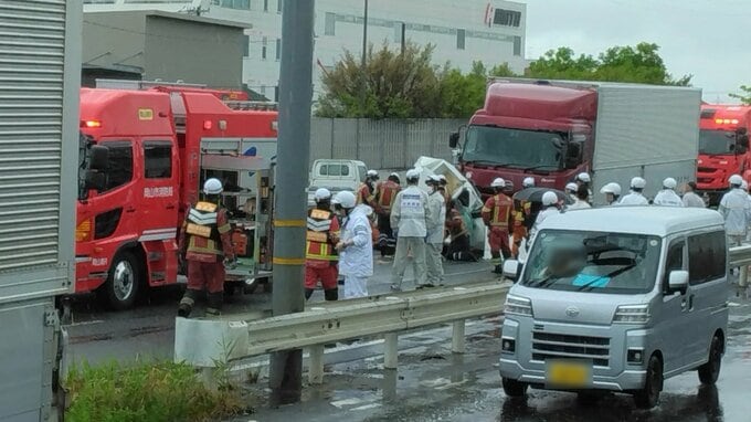 【国道2号】「大型トラック2台にはさまれたか」車4台が絡む多重追突事故で軽乗用車に乗っていた人が重体の模様　旭川大橋（上り）が通行止め【続報】|TBS NEWS DIG