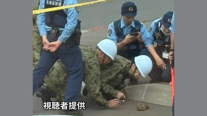 発見されたポーチとおもちゃの手りゅう弾のようなもの
