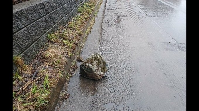 直径約30センチの落石が車に直撃　国道12号線が約13キロに渡って通行止め|TBS NEWS DIG