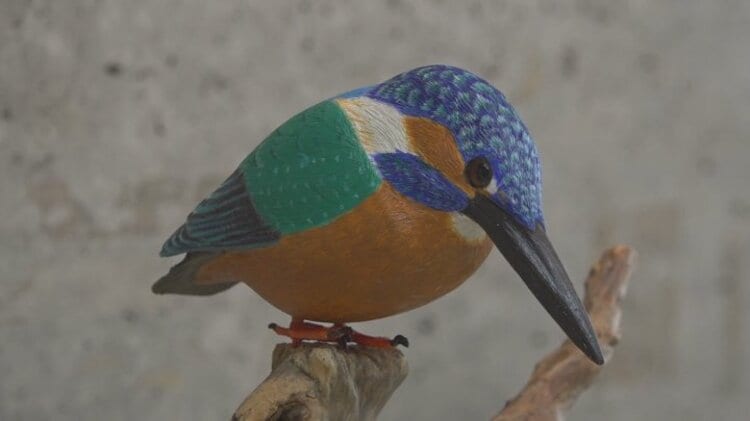 羽の1枚まで細かく作業」本物そっくりの野鳥の彫刻 バードカービング