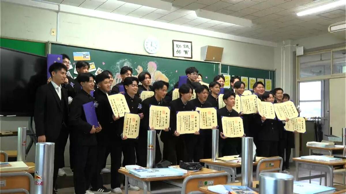 男子校」最後の生徒が学び舎あとに 鹿児島商業高校で卒業式 | TBS NEWS DIG