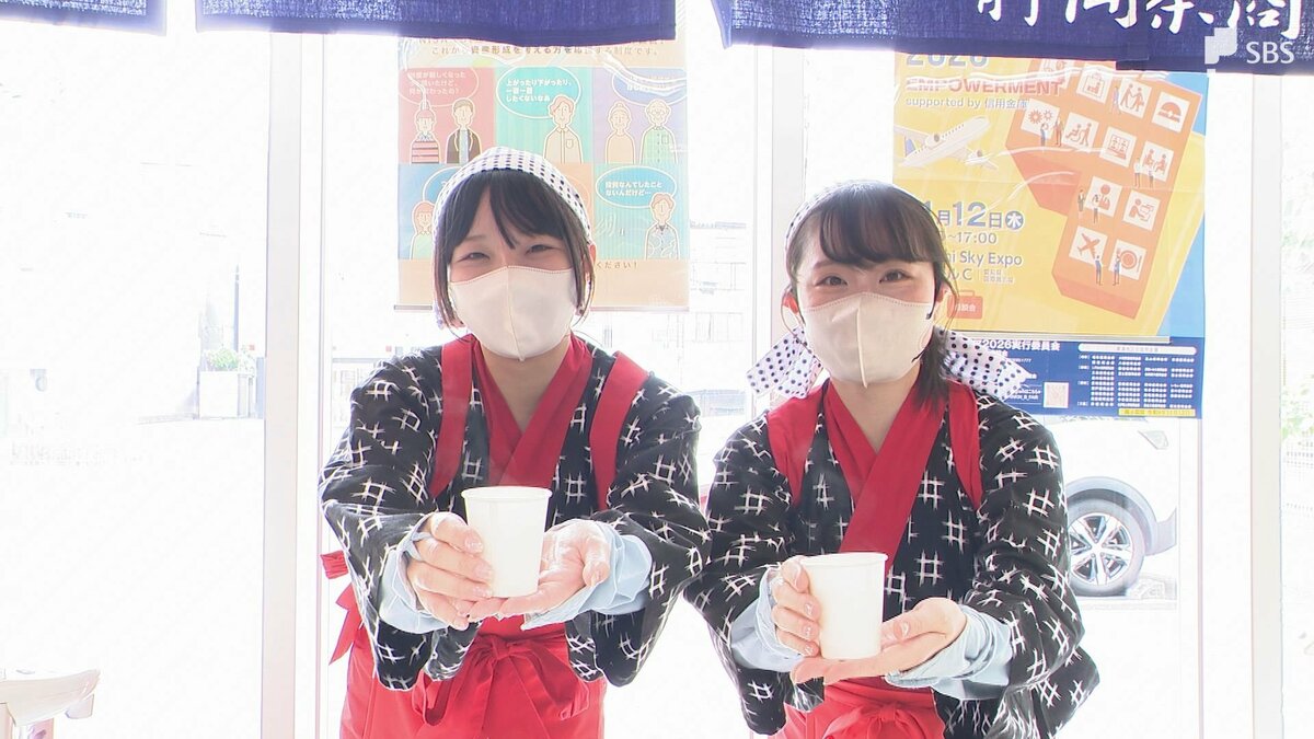 お茶どうぞ」初取引に合わせ新茶を無料で 茶娘に扮した信用金庫職員が