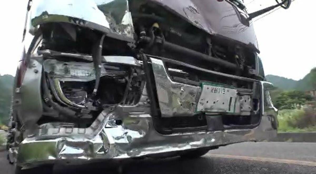 大学職員の60歳男性が全身打ち死亡…軽乗用車と大型トラックが正面衝突