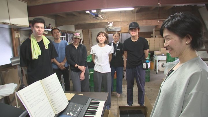 『ブドウの木、ありがとう』『大地ありがとう』という気持ちを　ブドウ農家が合唱団を結成　出荷作業場で練習　山梨