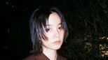 【のん】「髪切った」肩丈の黒髪 夜の撮影で魅せる えんじ色のシャツ姿のオフショット公開|TBS NEWS DIG