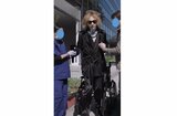 【YOSHIKI】 車いすから、補助を受けながら立ち上がる動画をアップ 8日に3度目の首の手術 「俺をささえてくれますか?」 |TBS NEWS DIG