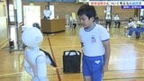 達増拓也岩手県知事がロボットの「ペッパー」とのコンビで、地球温暖化対策について小学生たちに出前授業 二酸化炭素の排出量を減らすよう呼びかける 岩手・盛岡市|TBS NEWS DIG