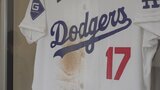 「こんなに大きいんだとか感じてほしい」ドジャース・大谷翔平選手がパドレス戦で着用のユニフォーム展示　山梨・清春芸術村|TBS NEWS DIG