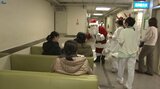サンタさんが病院の待合室を訪れ 病院を訪れた人たちにプレゼント 岩手・矢巾町|TBS NEWS DIG