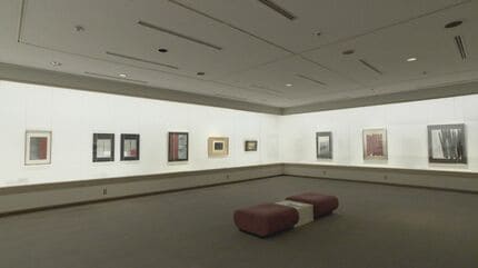 篠田桃紅        作品館     ●　2005年 107歳まで生きた美術家・篠田桃紅さんの作品館を開館。「努力で成る