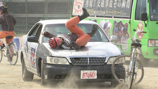 「よく車道に出て運転するので気を付けたい」巻き込み事故や衝突事故　スタントマンが自転車事故を再現　山梨・白根巨摩中学校|TBS NEWS DIG