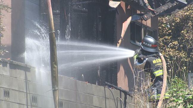 「煙と炎が一緒に広がっていく感じ」　住宅２棟と物置１棟を全焼する火事　火元の住人と消火活動中の3人がけが　山梨・韮崎市|TBS NEWS DIG