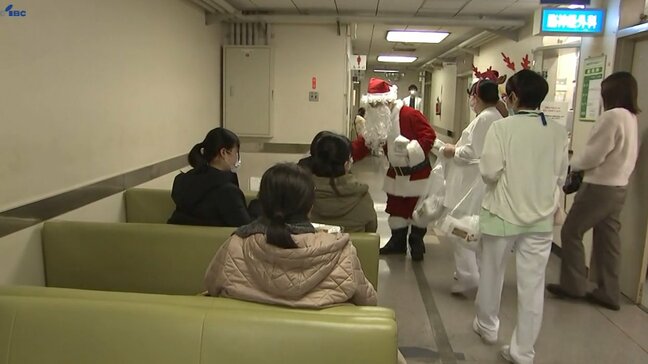 サンタさんが病院の待合室を訪れ　病院を訪れた人たちにプレゼント　岩手・矢巾町|TBS NEWS DIG