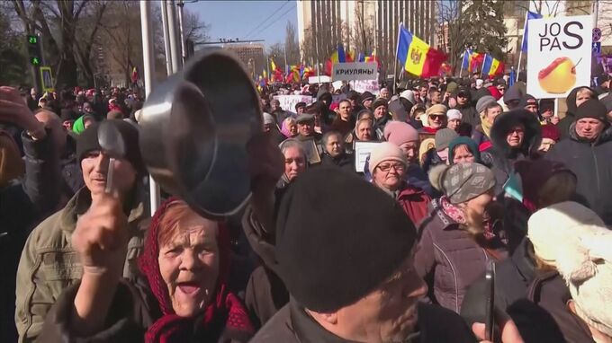 モルドバで親ロシア派野党呼びかけで数千人が抗議デモ　大統領の辞任求める|TBS NEWS DIG