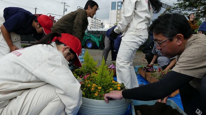 酒粕が堆肥に生まれ変わる！高砂酒造と旭川農業高がタッグ…酒樽の鉢に20種類の花を植え「旭川にもっと花をプロジェクト」始動|TBS NEWS DIG