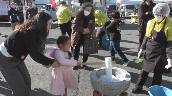 1年の締めくくりに健康や長寿祝う「もちつき大会」　家庭で不要になった人形の供養祭も|TBS NEWS DIG