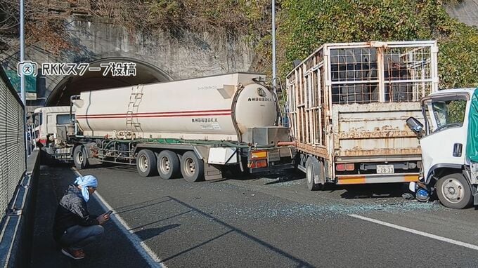 トンネルを塞ぐトラックなどの写真