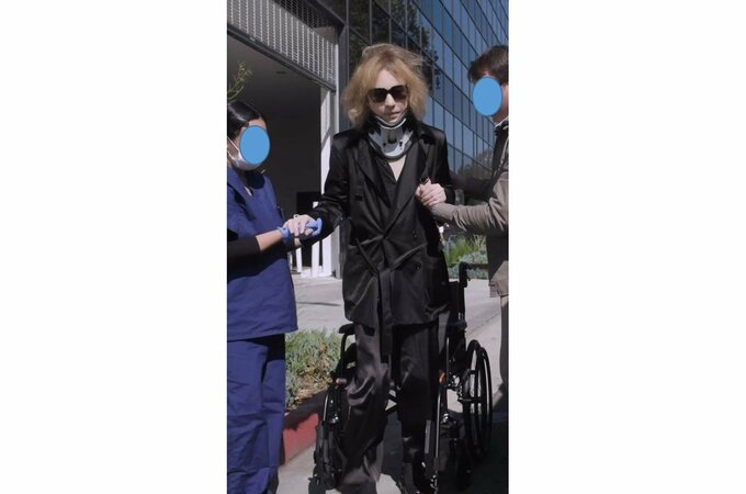 【ＹＯＳＨＩＫＩ】　車いすから、補助を受けながら立ち上がる動画をアップ　８日に３度目の首の手術　「俺をささえてくれますか？」　|TBS NEWS DIG