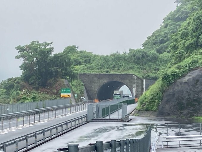 “対面通行”区間で乗用車と軽乗用車が正面衝突、男性1人死亡…現場はセンターライン上に「ラバーポール」が並ぶ区間　高知東部自動車道|TBS NEWS DIG