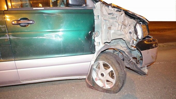 70代男性がペダル操作を誤り歩道に乗り上げ…はねられた男性は軽傷、乗用車は街灯にも衝突　北海道豊富町|TBS NEWS DIG