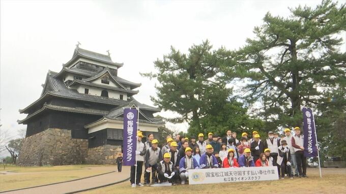 年の瀬の風物詩…国宝・松江城で〝すす払い〟島根県松江市　|　BSSニュース | BSS山陰放送