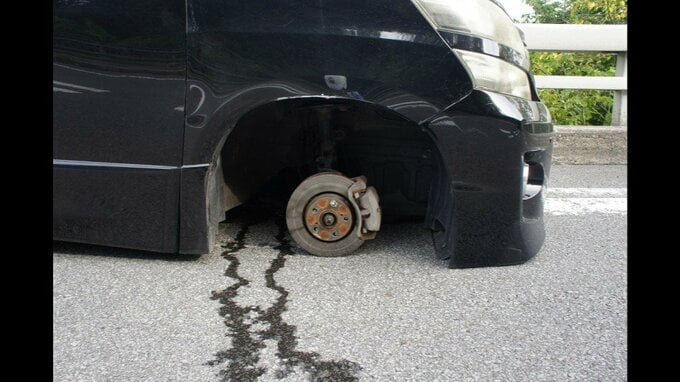 直前に異音…走行中の乗用車からタイヤ外れ反対車線の車に激突　バンパーが破損　5月に76歳男性が自分でタイヤ交換　北海道旭川市|TBS NEWS DIG