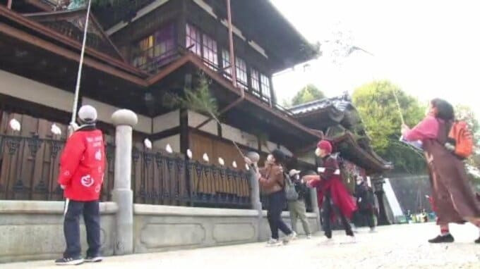 年末恒例の厄落とし 道後温泉本館で長さ6メートルの笹ぼうきを使い従業員ボランティア約90人が大掃除|TBS NEWS DIG