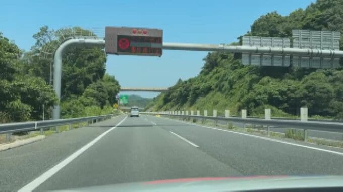 山陰道で大型トラックがワイヤーロープに接触…最大3キロの渋滞も発生　上り線は依然通行止め　※午後４時現在　島根県松江市|TBS NEWS DIG