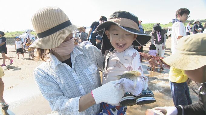 引き上がった魚に歓喜「生きているのが興奮します」親子で地引き網体験会　|　石川県のニュース｜MRO北陸放送