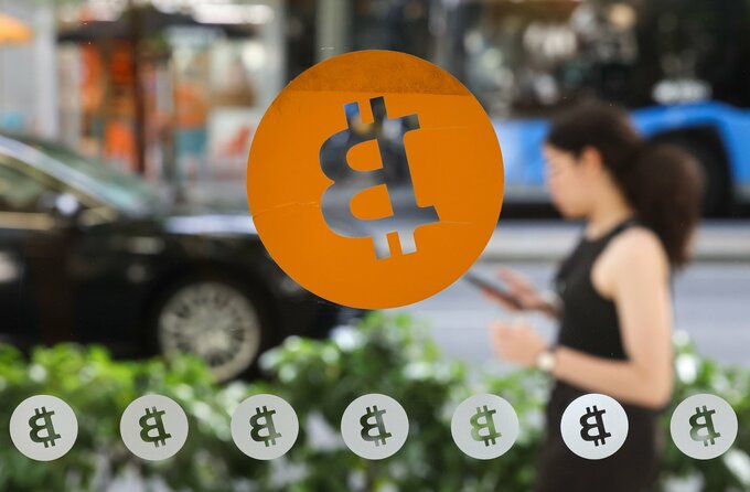 ビットコインに二重の逆風、ETF資金流出最大･米ストラテジー巡る懸念