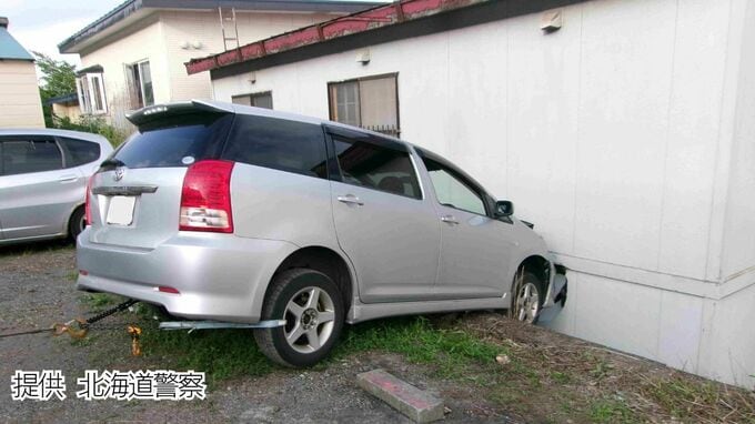 暴走した車両と破損した建物の壁