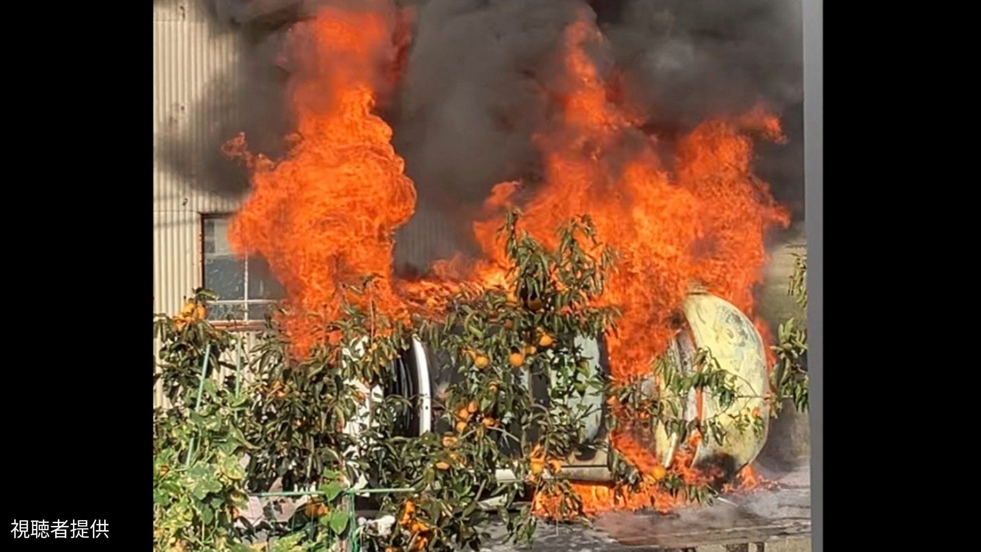 横転した車のフロントガラスをとっさの判断で割り男性を救助「全焼した