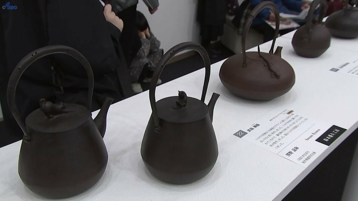 現役の南部鉄器職人の作品集めた展示会 ギャラリートークに多くの人