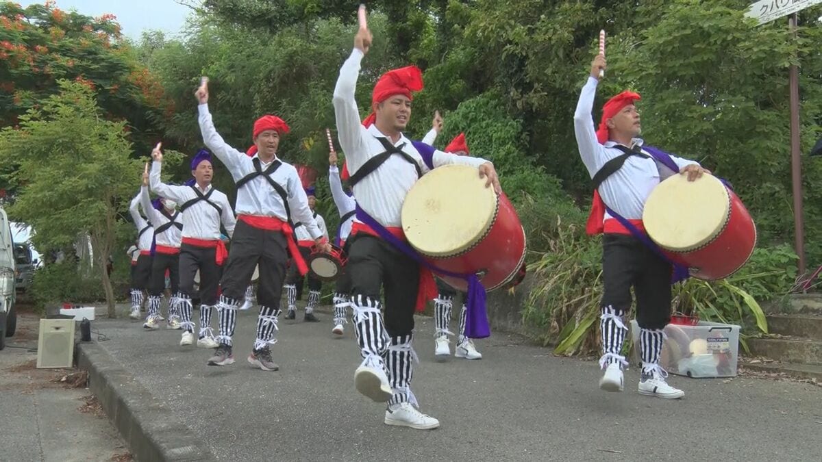 四半世紀ぶりに復活 地域のエイサーを「成人会」が躍る 旧盆の風物詩