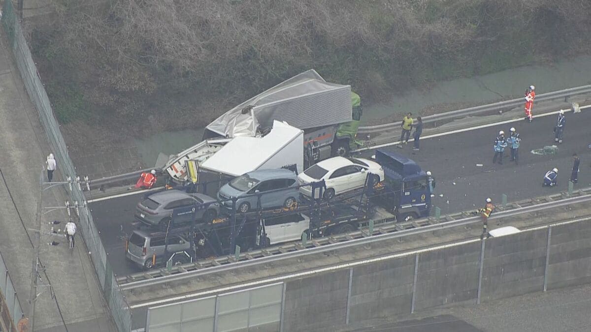 【速報】｢車が大破している｣ 東名阪自動車道で複数台絡む事故 少なくとも2人ケガ 程度は不明 鈴鹿IC付近 三重