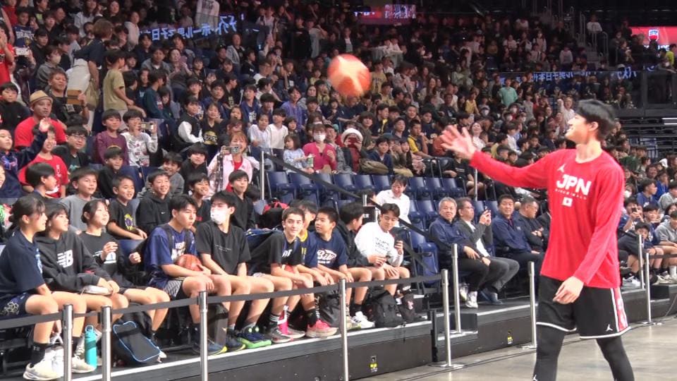 渡邊雄太や富永啓生らが沖縄の子どもたちと交流　男子バスケ日本代表、ワールドカップアジア予選へ
