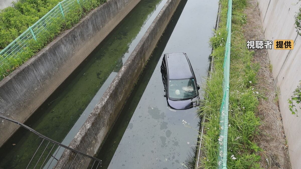 垂れ下がった柵… 水路には軽乗用車が 車同士の事故で1台が転落 高齢女性が一時閉じ込められるも30分後に救出 愛知･豊田市