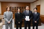 【 ＴＯＢＥ　三宅健・北⼭宏光・神宮寺勇太 】　⽯川県庁を訪問　被災地⽀援のため「1億4730万6798円」を寄付|TBS NEWS DIG