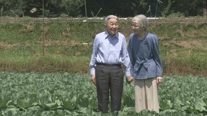 長野・軽井沢町で静養中の上皇ご夫妻がキャベツ畑を散策 大日向開拓地